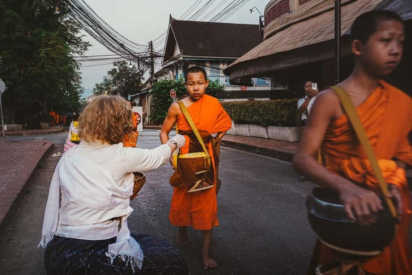 Luang Prabang: Almsgiving Ceremony Offering - Taking part without getting in the way