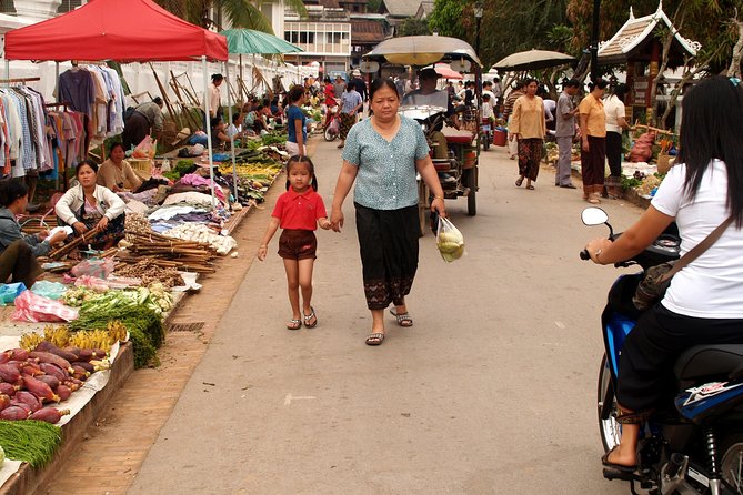 Luang Prabang Early Morning Alms Giving and Wet Market - Why Tak Bat matters in Luang Prabang