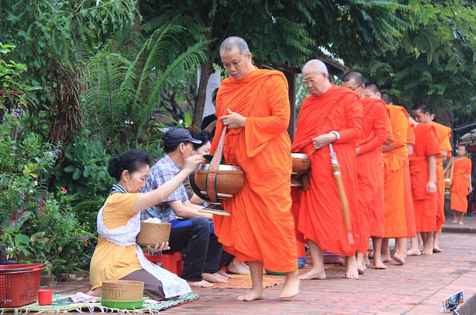 Luang Prabang Early Morning Alms Giving and Wet Market - Who will get the most from this experience