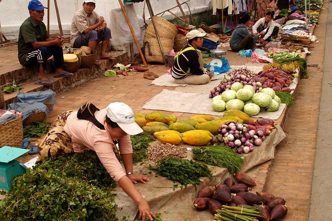 Luang Prabang Early Morning Alms Giving and Wet Market - What happens at the 5:30 am start