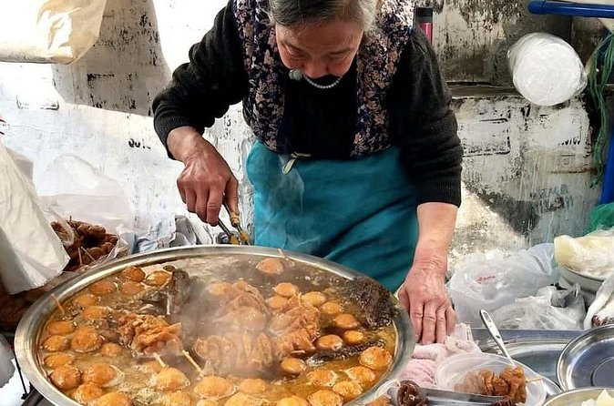 Luang Prabang Evening Food Tour by Tuk-Tuk - Beer Lao, tea, and the social side of dinner