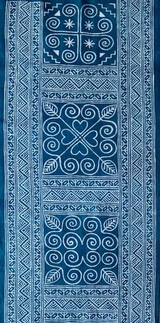 Luang Prabang: Hmong Batik Art Workshop - Drawing Hmong symbols with beeswax