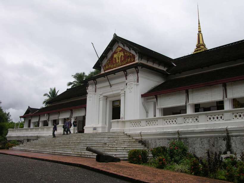 Luang Prabang: Private Must-See Sights and Mount Phousi Tour - Browsing Luang Prabang’s night market