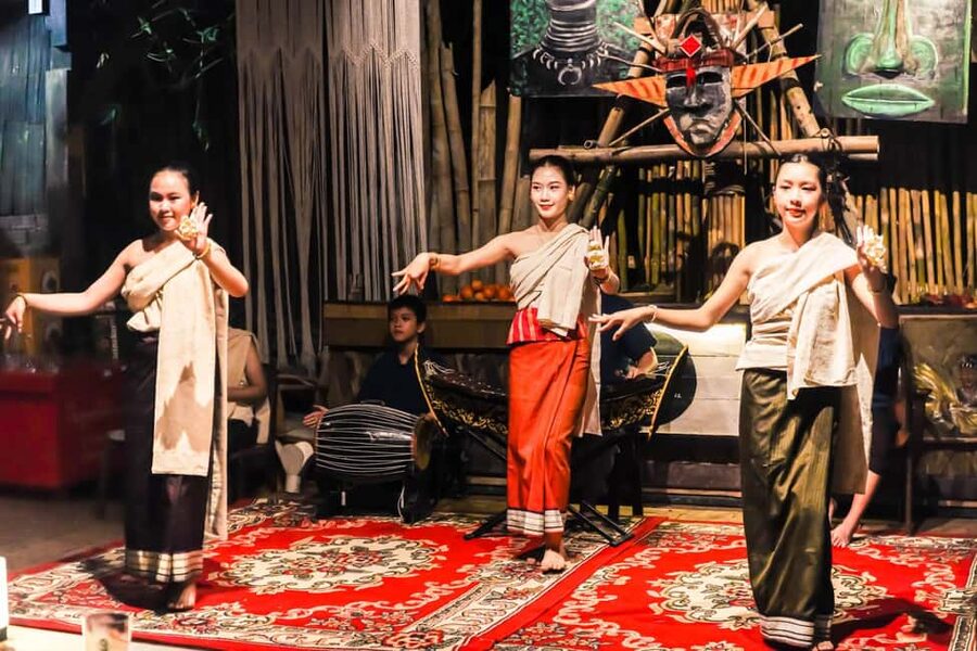 Luangprabang: Dinner with Lao Traditional Dance Performance - What happens during the 1.5-hour visit