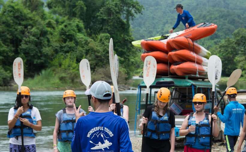 Vang Vieng: Kayaking & Cave Tubing with Zip Line/Blue Lagoon - A riverside lunch with Phar None Cliff views