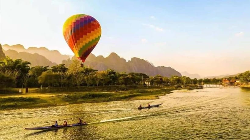 Vang vieng: Longtail boat&Hot Air Balloon&hotel pick-up - Two sides of Vang Vieng in one outing