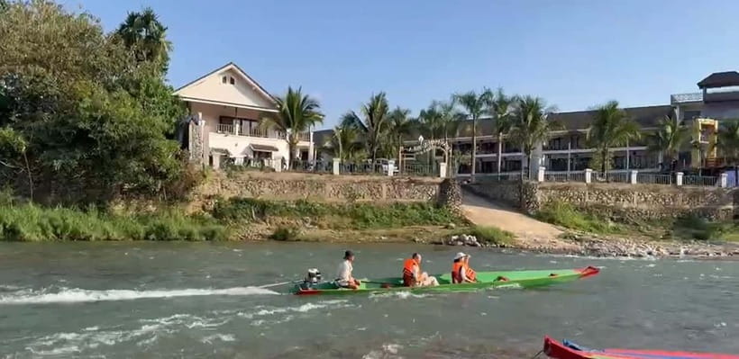 Vang vieng: Longtail boat&Hot Air Balloon&hotel pick-up - What the 30-minute balloon flight feels like