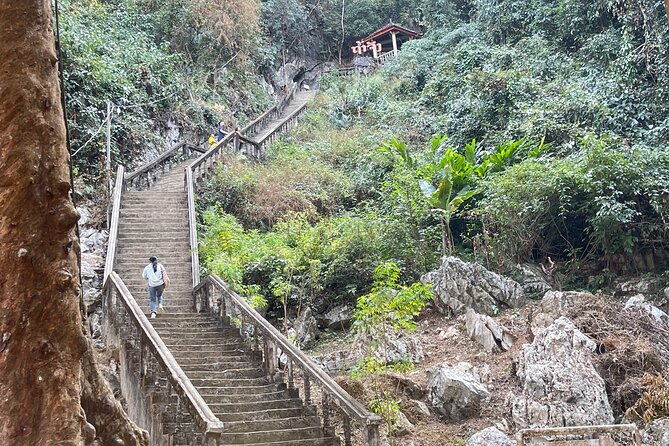 VangVieng Climbing and Ballon Area (Departure from Vientiane) - Wat That brings twenty minutes of calm