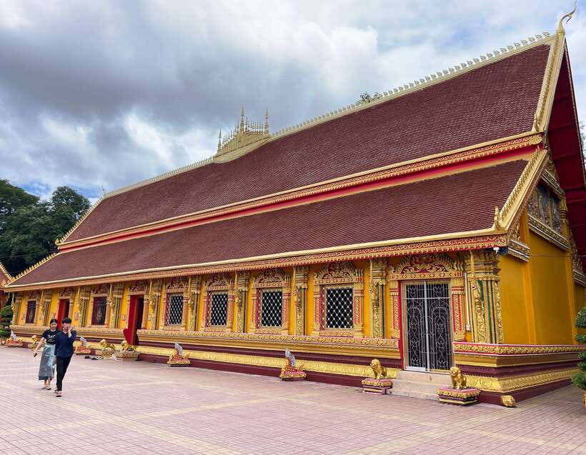 Vientiane IG tour & Patuxay monument - The Mystery Café: a creative first frame